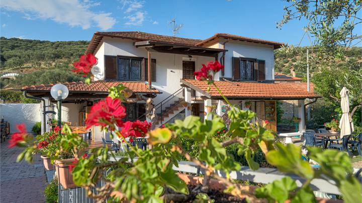CASA SINGOLA CON GIARDINO PRIVATO E PORTICO A 1,8 KM DAL CENTRO